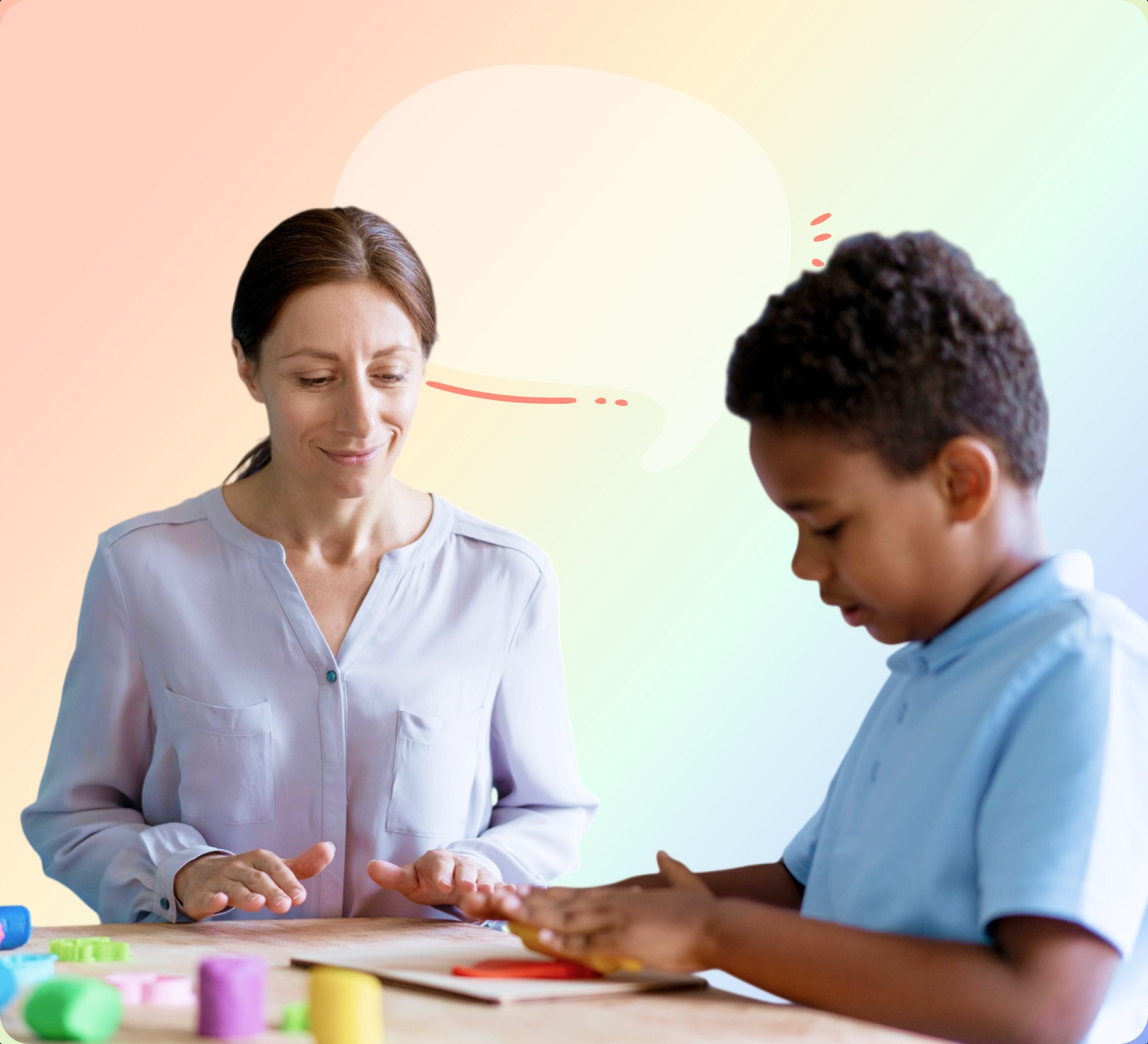 Uma profissional e um menino usam materiais visuais durante uma atividade de comunicação.