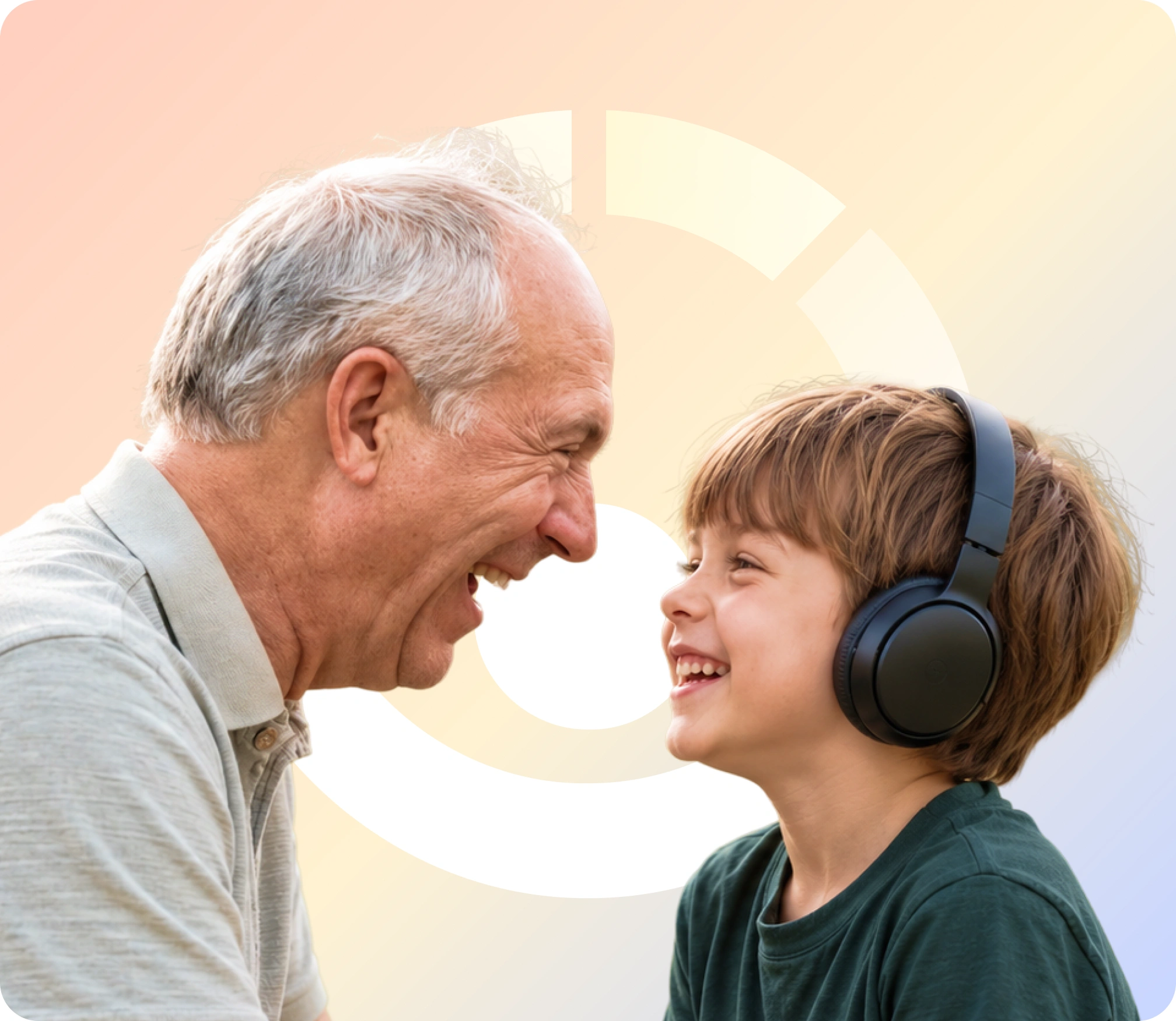 Um homem mais velho e um menino usando fones de ouvido sorriem um para o outro.