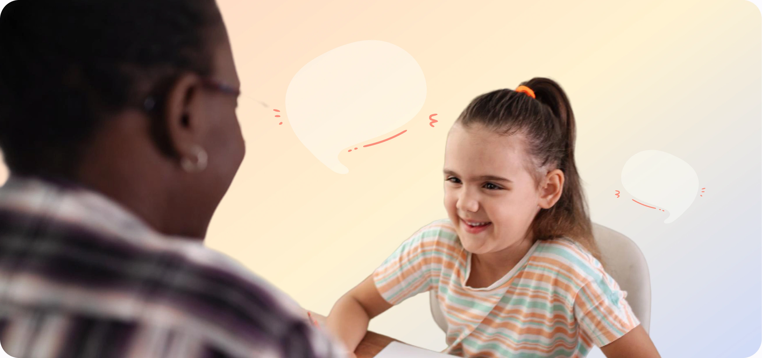 Uma criança conversa com um profissional durante um atendimento.