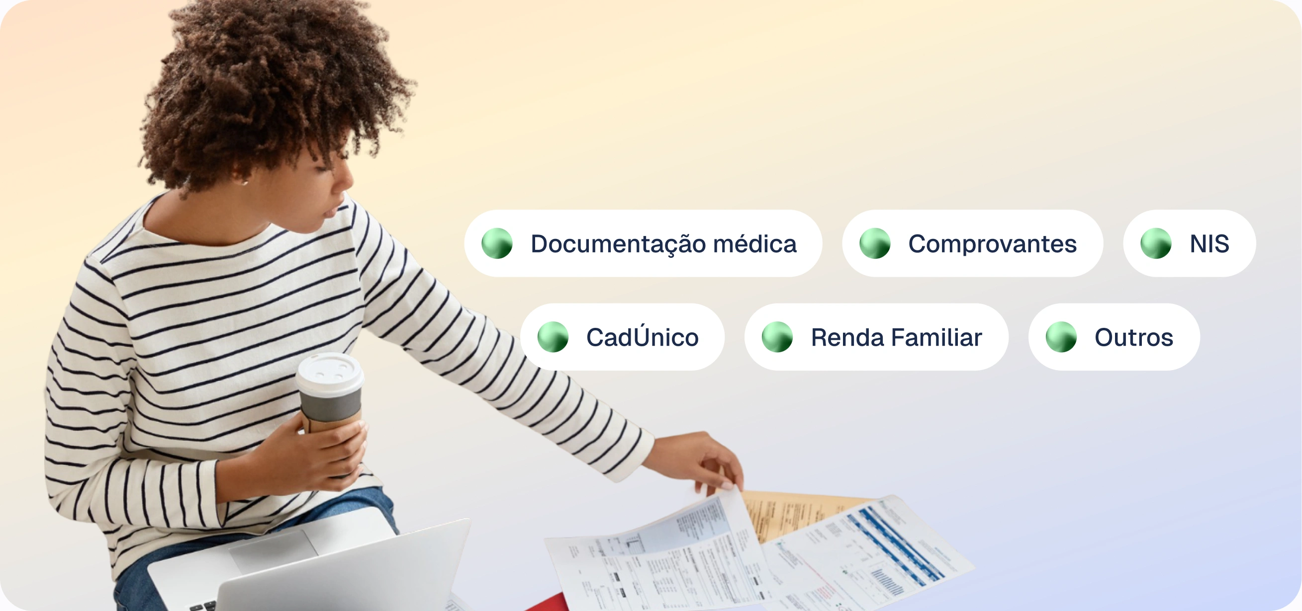 Uma pessoa consulta documentos; etiquetas indicam exemplos de informações para organizar.