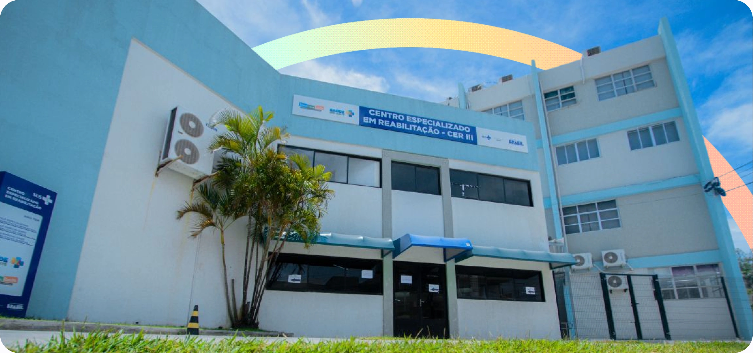 Fachada de uma unidade pública de atendimento em Alagoas, com um arco em cores suaves.